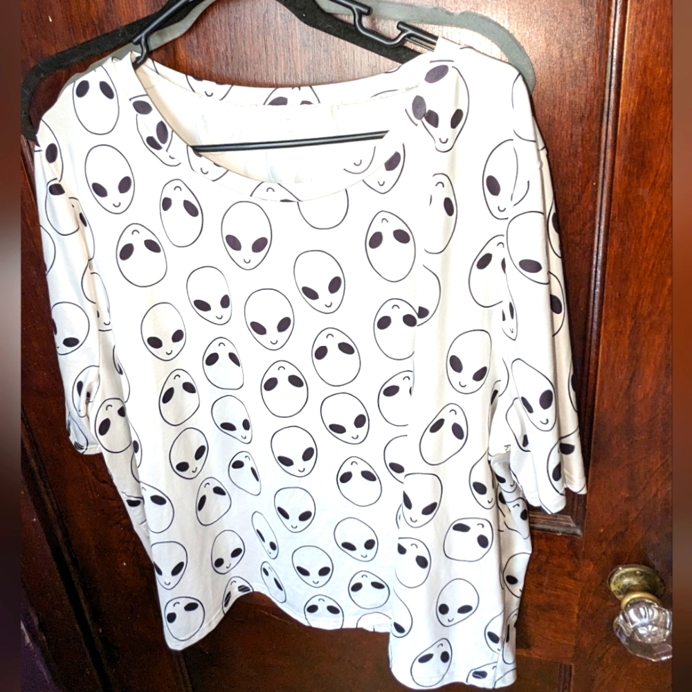 SheIn 5x alien crop tee